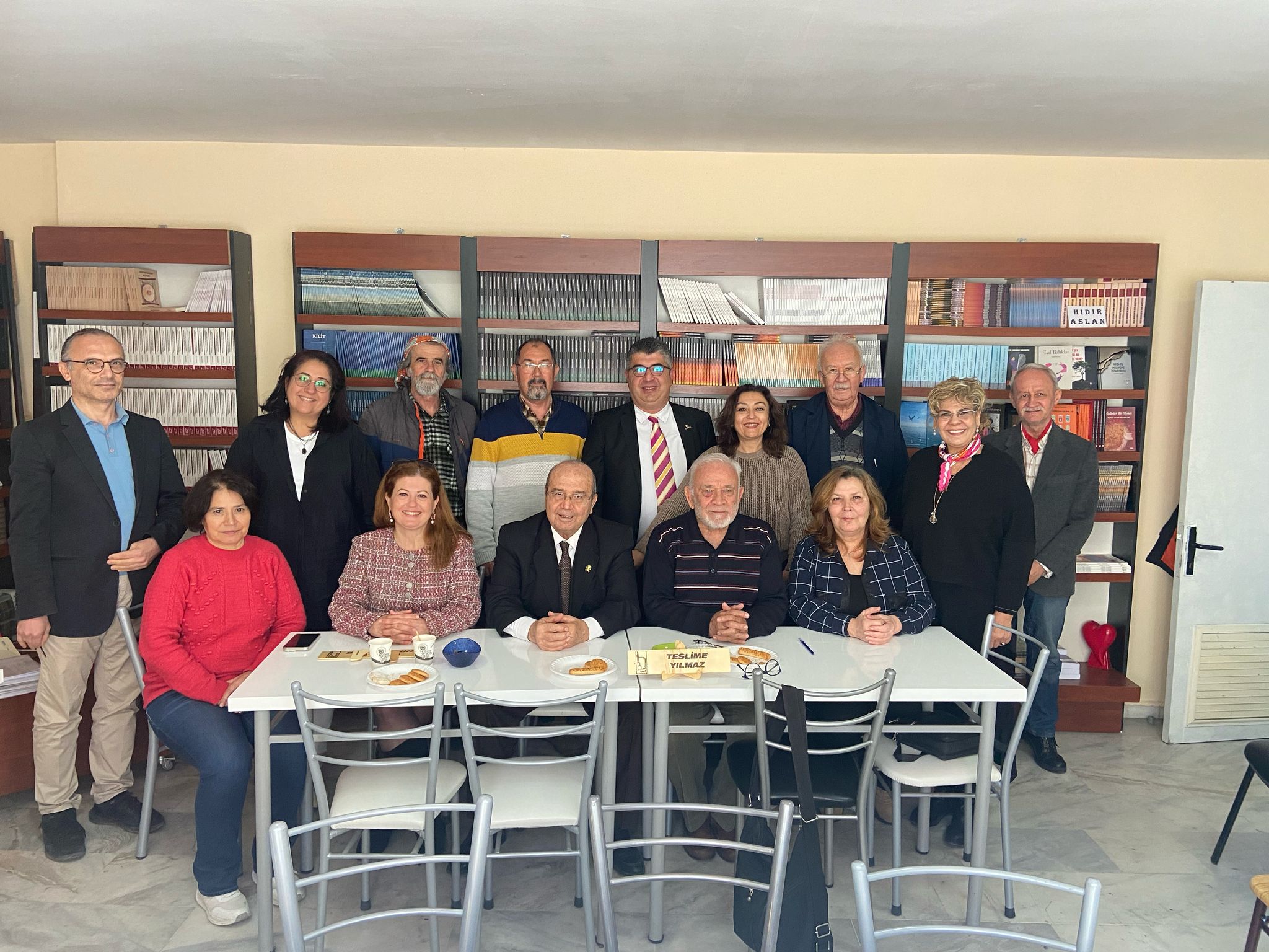 Genel kurulun açılışında ülkemizin kurucusu Mustafa Kemal Atatürk ve silah