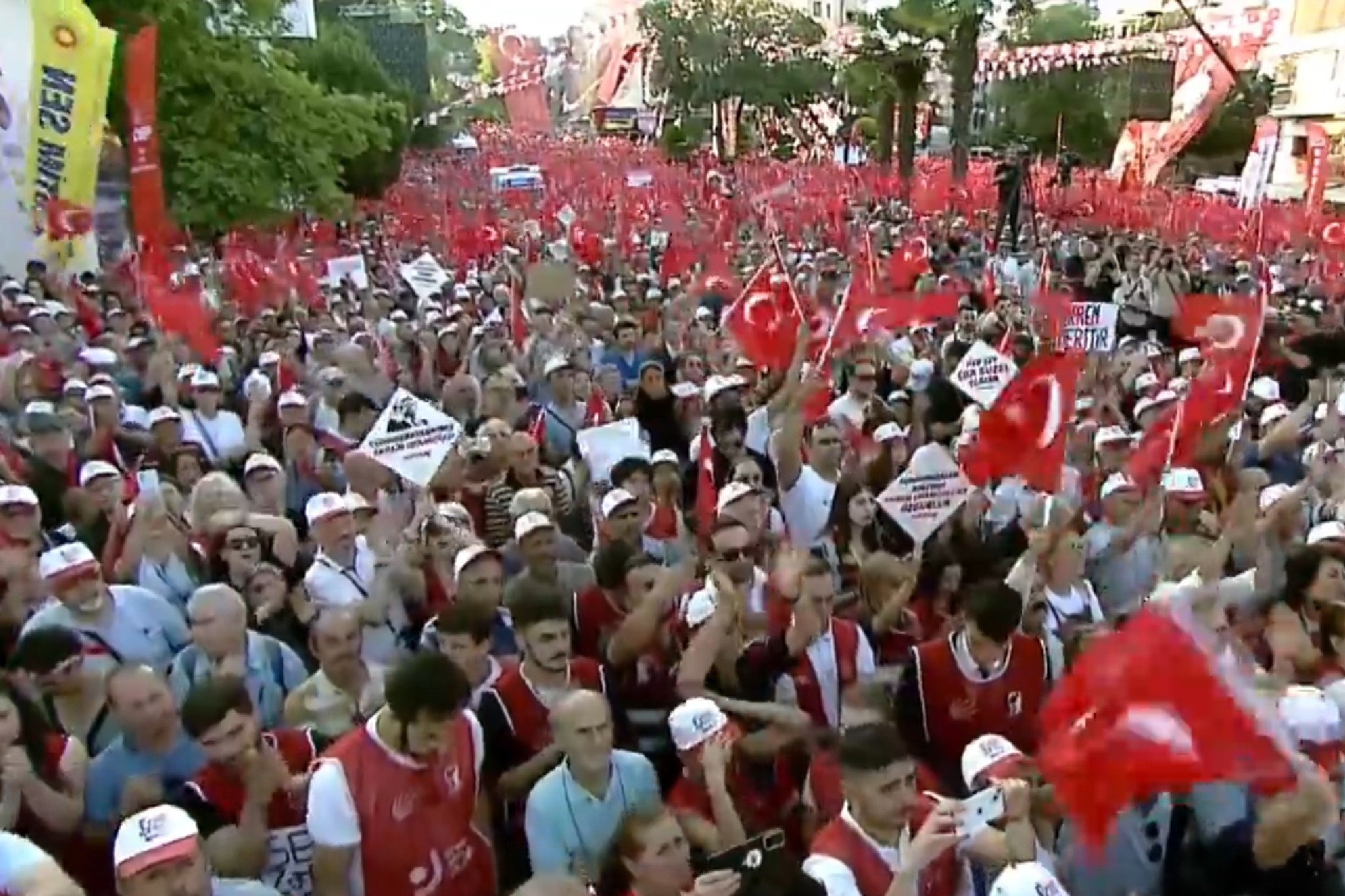 Cumhuriyet Halk Partisi'nin (CHP) "Millet İradesine Sahip Çıkıyor" sloganıyla düzenlediği