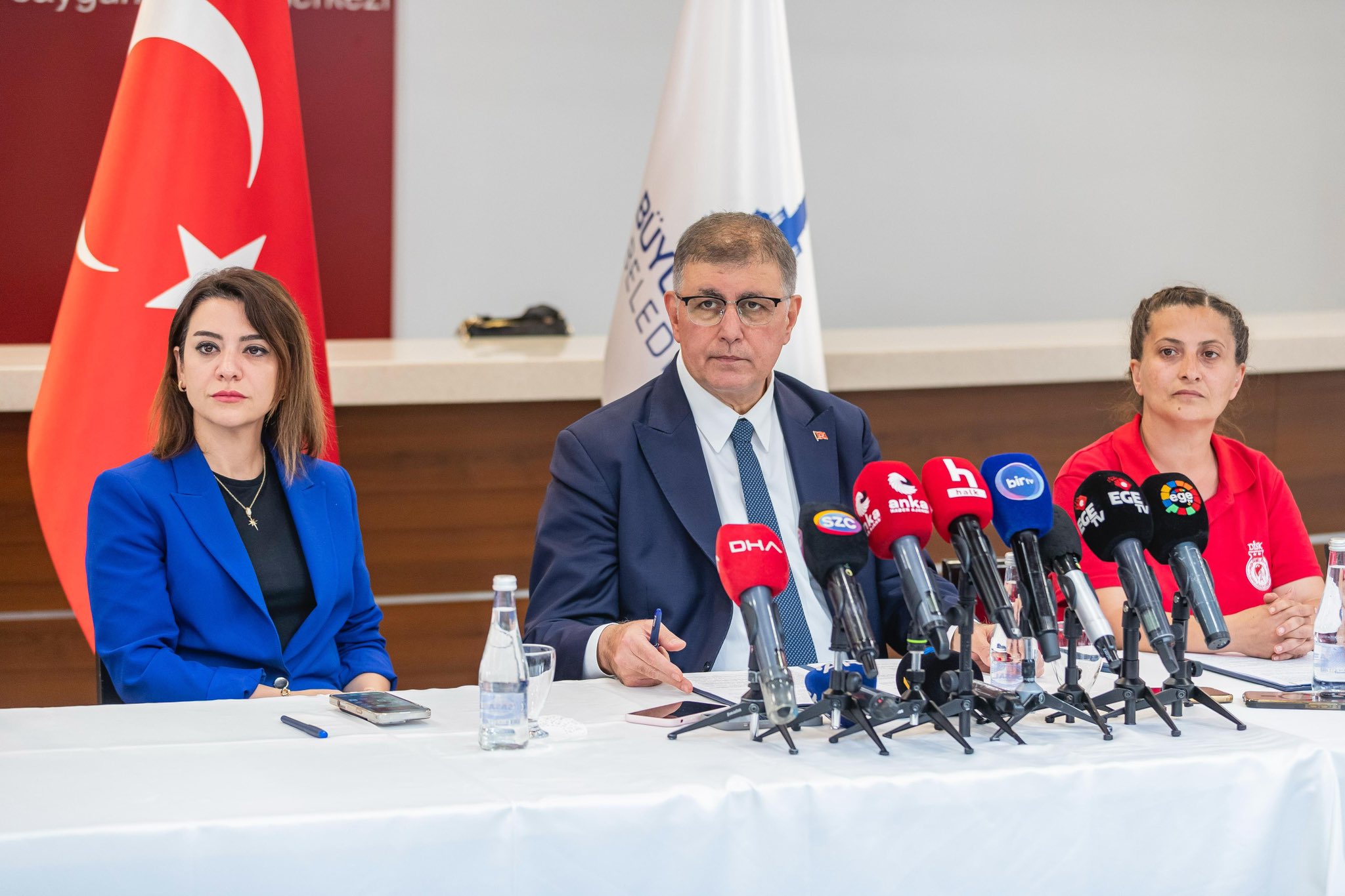 İzmir Büyükşehir Belediyesi'nde grevle varılan uzlaşının yankıları sürerken, Başkan Cemil