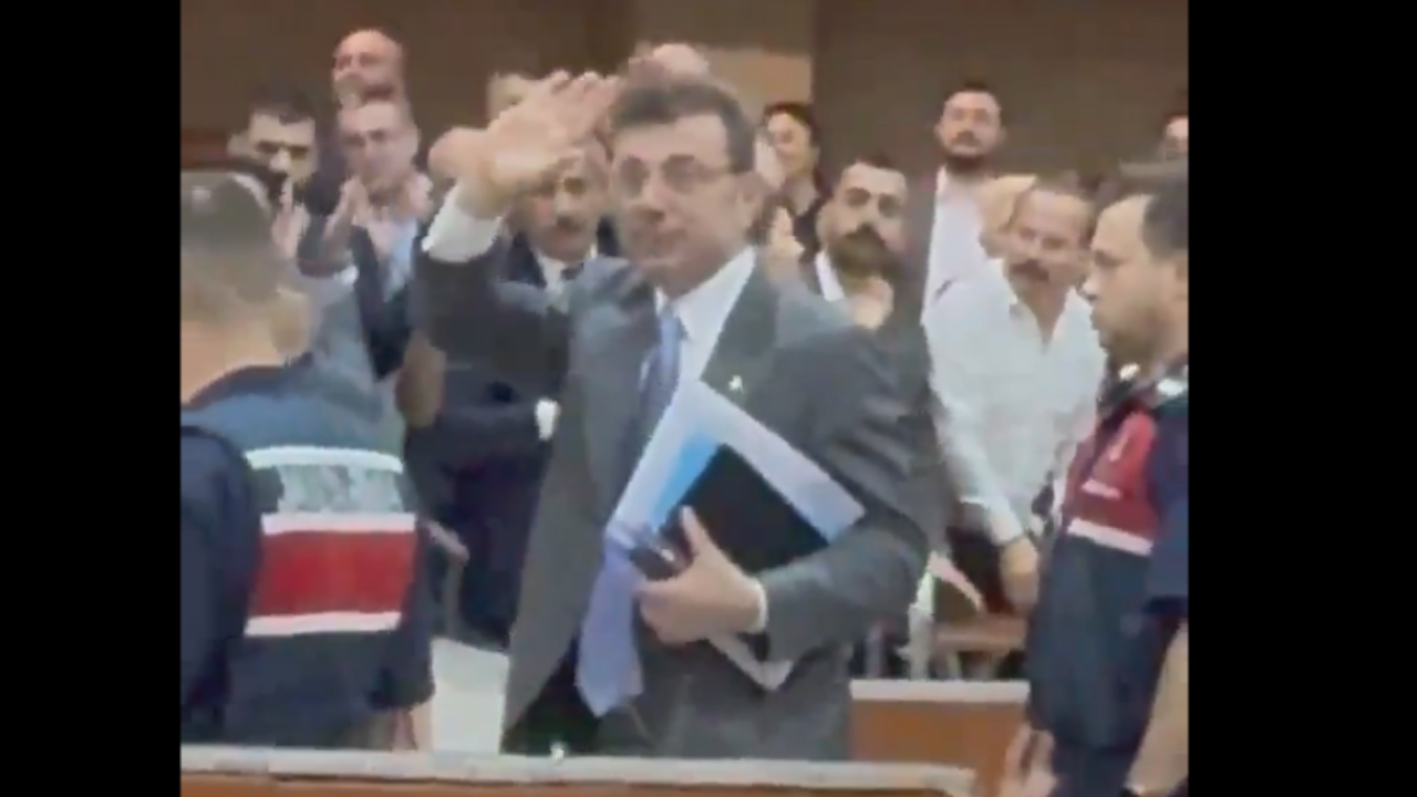 Silivri'de görülen duruşmada hakim karşısına çıkan tutuklu İBB Başkanı ve