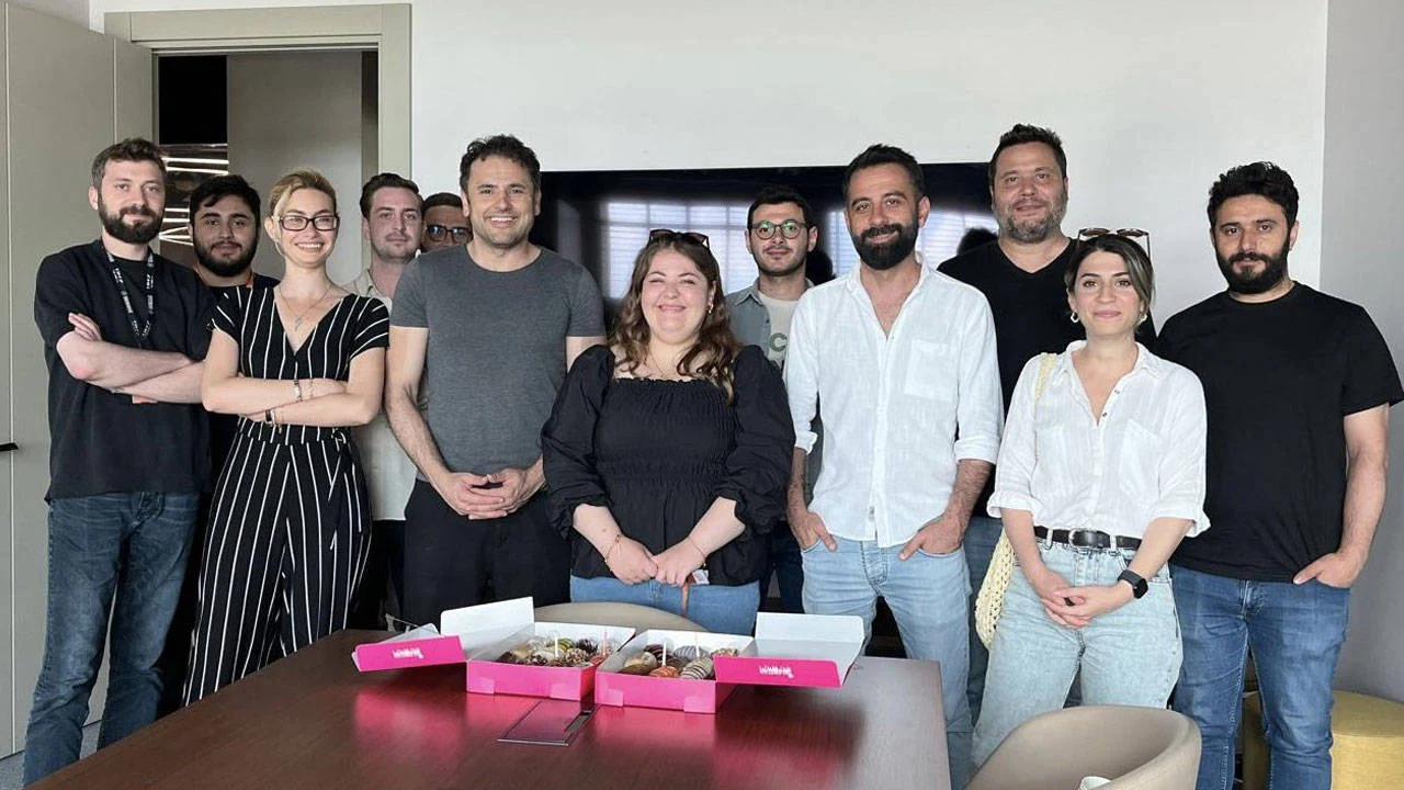 KRT TV’de sular durulmuyor: Emekçilerin hak arayışı 11 gündür kesintisiz sürüyor Kültür Radyo Televizyonu (KRT) bünyesinde görev yapan basın emekçilerinin, aylardır