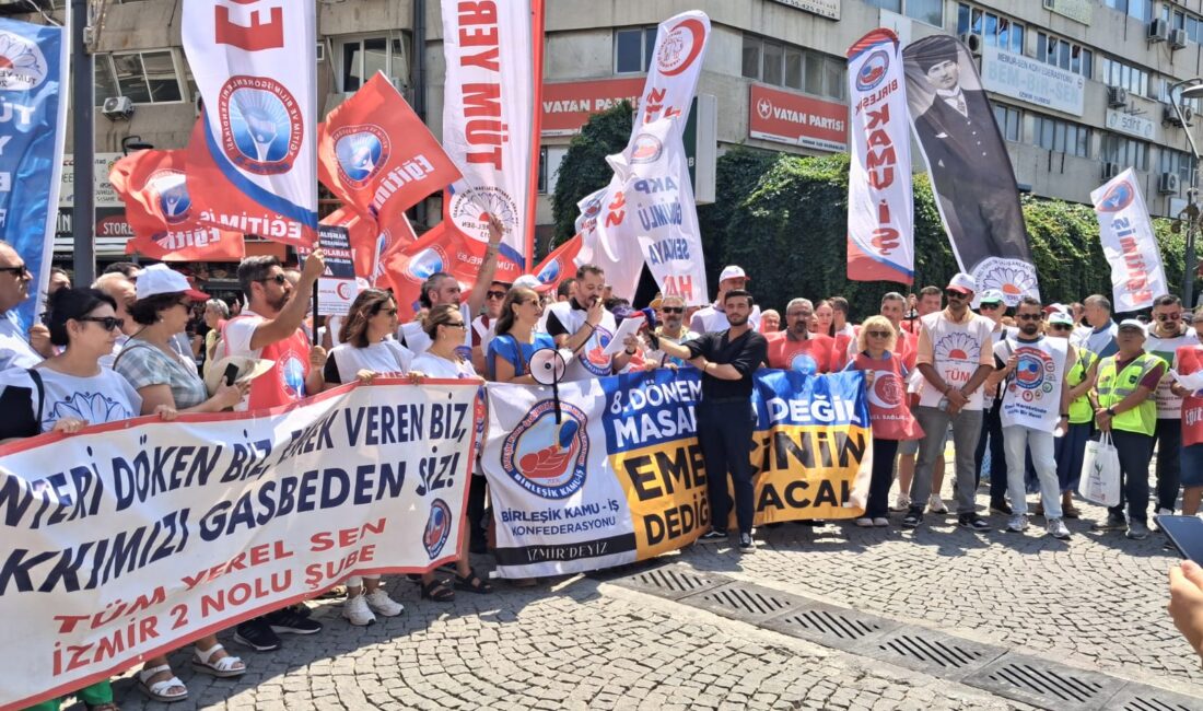 Birleşik Kamu-İş Konfederasyonu, Konak SGK önünde yaptığı açıklamada hükümetin toplu