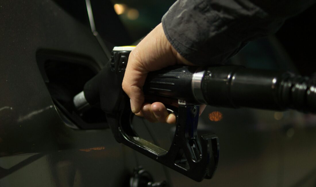 Motorine 98 kuruş indirim Brent petrol fiyatlarındaki oynaklık sonrası akaryakıt fiyatlarında yeniden indirim gerçekleşti.