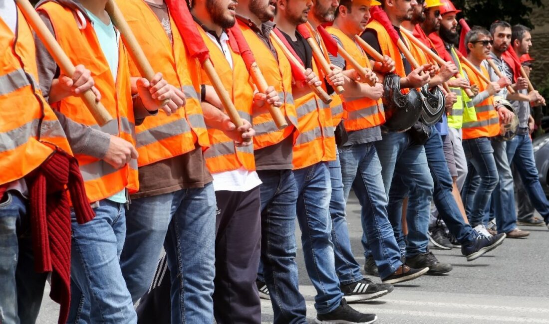 İşçinin grev hakkı ‘milli güvenlik’ gerekçesiyle ertelendi Kamuda çalışan yüz binlerce işçinin zam görüşmeleri çıkmaza girince alınan