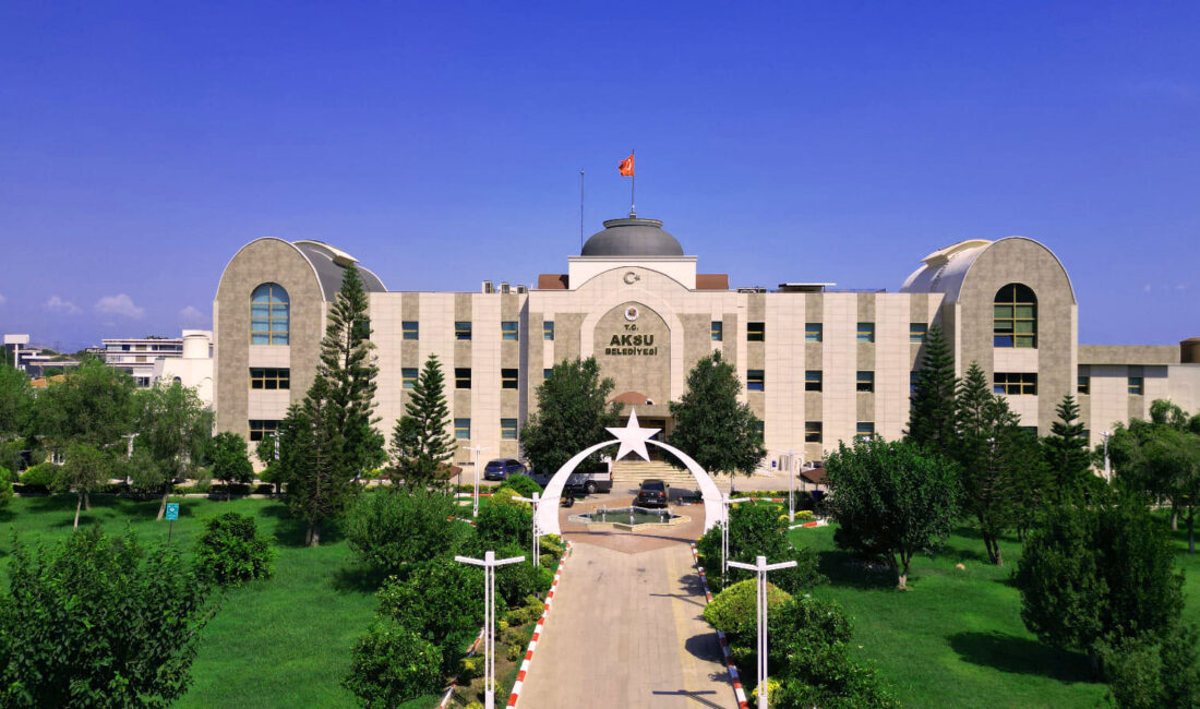 Antalya’nın CHP’li Aksu Belediyesi’nde başkan yardımcıları Hüseyin Çelik, Mevlüt Uludağ