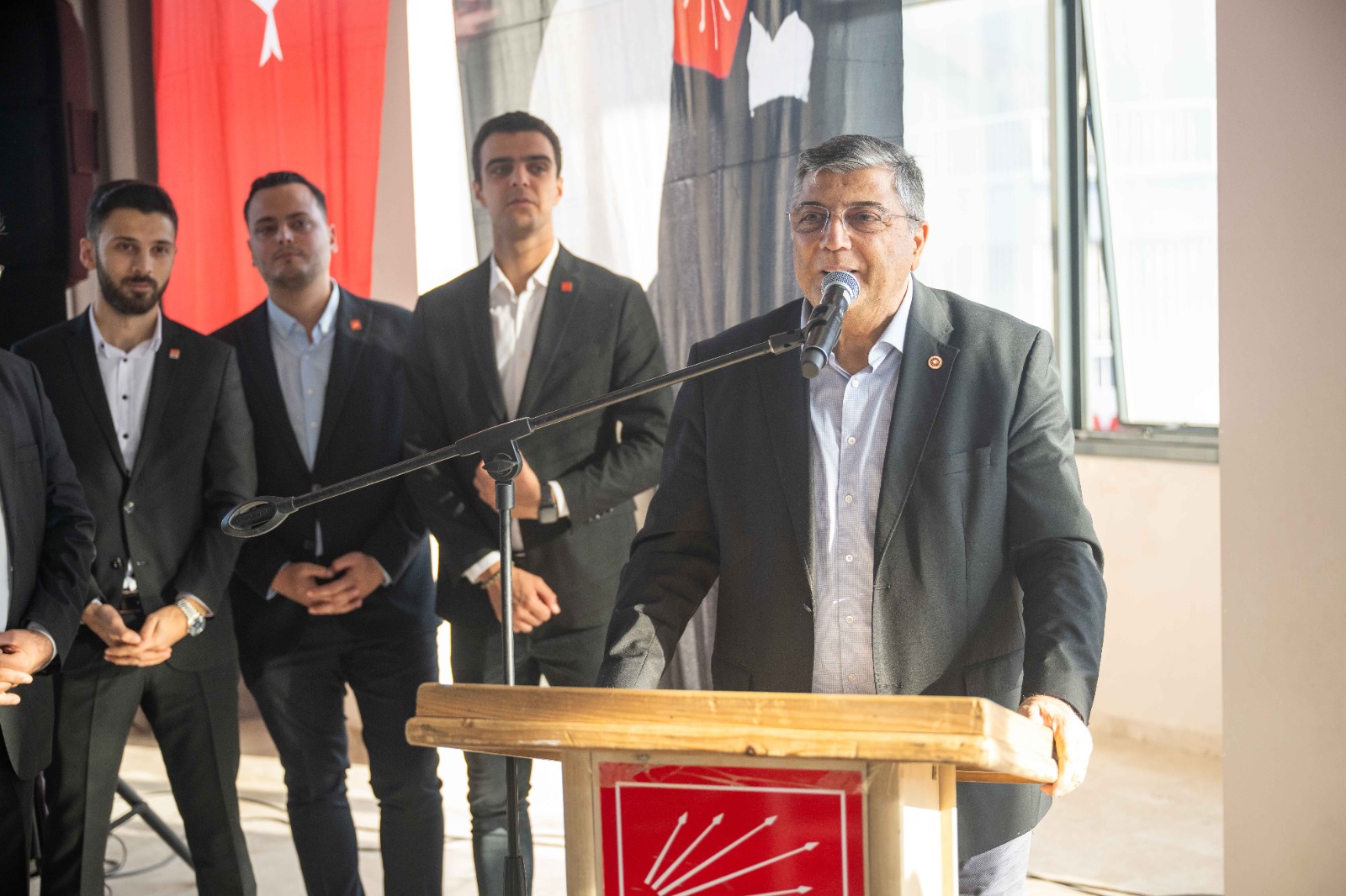 CHP Bornova’dan Doğanlar’da toplu üyelik Eski Izmir CHP milletvekili ve Genel Sekreter Kamil Okyay Sindir