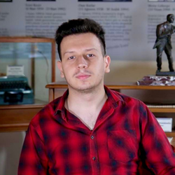 Utku Çelik yazar fotoğrafı