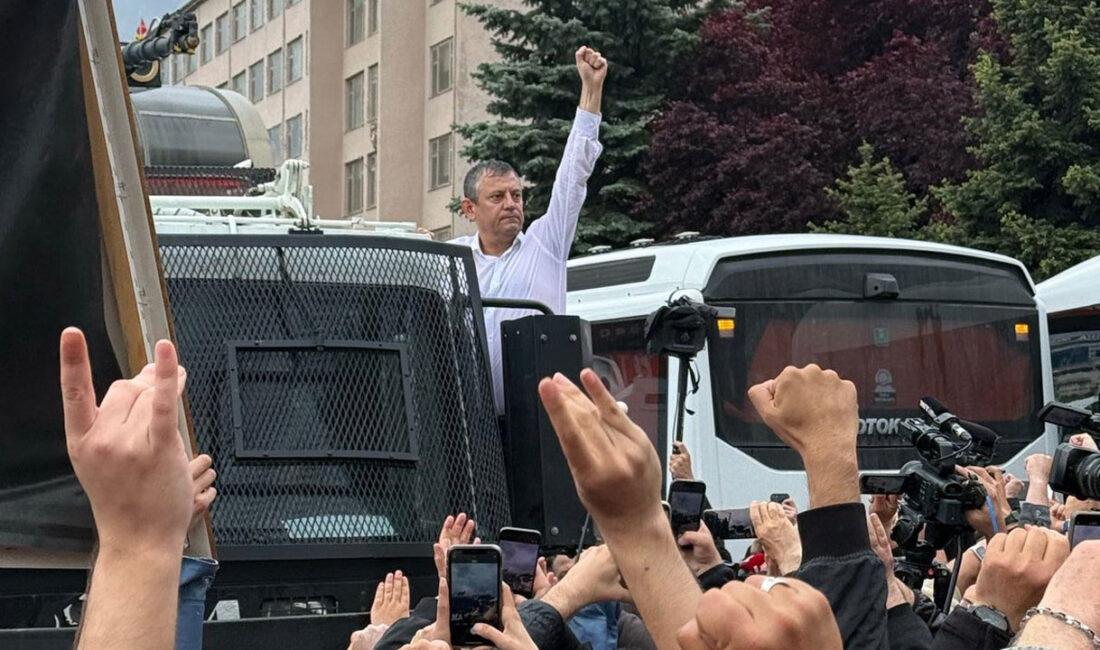Polis müdahalesiyle CHP Genel Merkezi'nden ayrılmak zorunda kalan Özgür Özel,