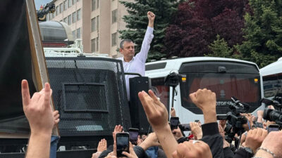 Polis müdahalesiyle CHP Genel Merkezi'nden ayrılmak zorunda kalan Özgür Özel,